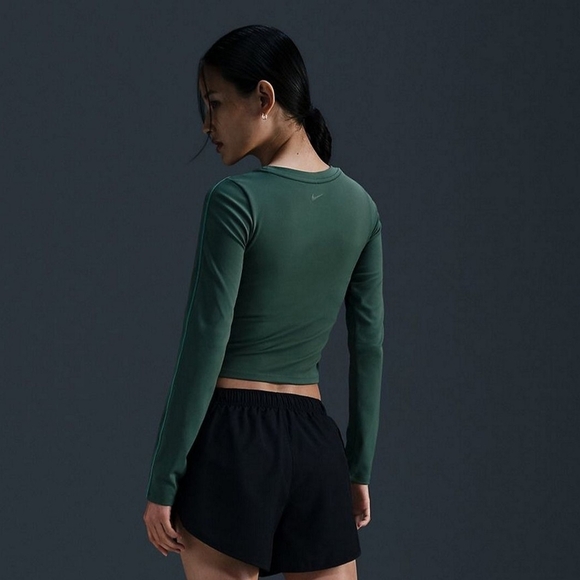 Nike Black Fitted Dri-Fit Long Sleeve Crop Top Size Small - Picture 2 of 12